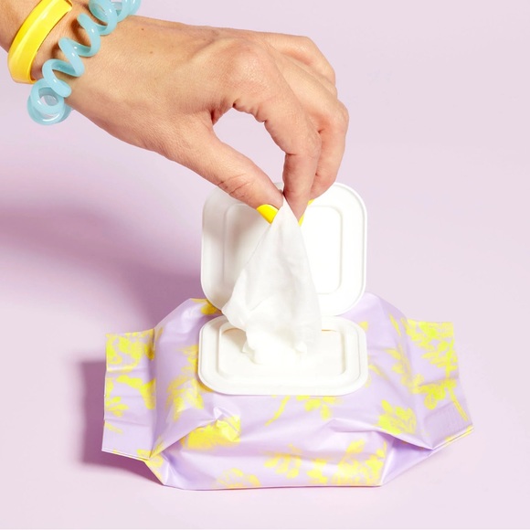 Refreshments Cleansing Face Wipes - Picture 3 of 4